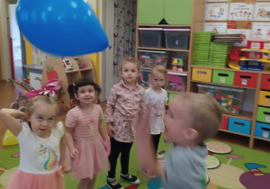 Dzieci biorą udział w zawodach w grze w balonaDzieci biorą udział w zawodach w grze w balona